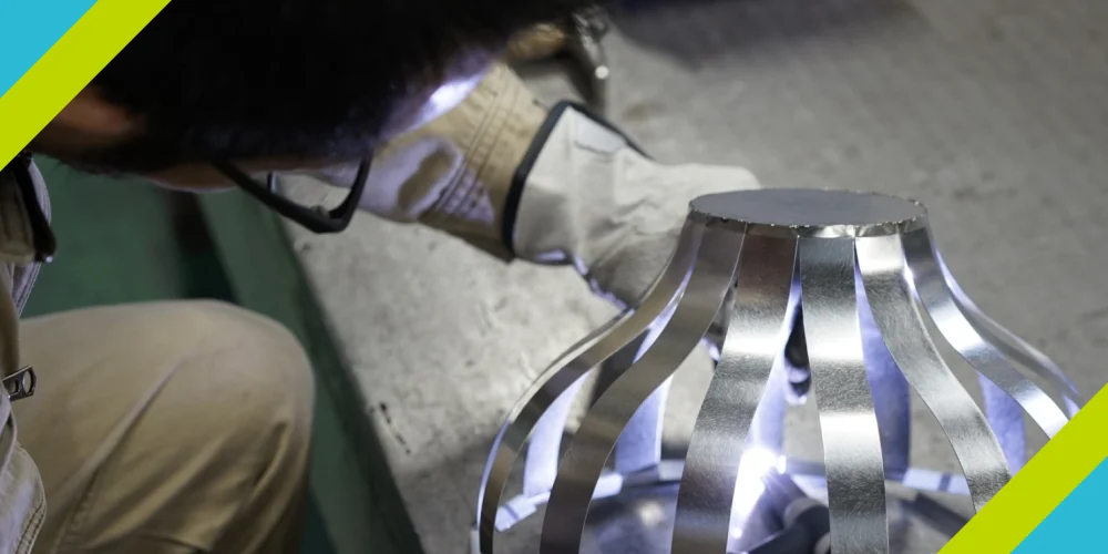 土肥板金工業が製作した六角形のハニカムパターンの金属グリッド構造物。精密な溶接技術で作られた幾何学的なデザインの金属加工製品