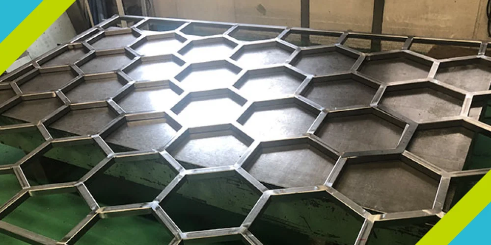 土肥板金工業が手がけたステンレス製の展示台に様々な装飾品やアート作品が並ぶ展示空間。多様な素材とデザインに対応できる技術力の豊かさを表現