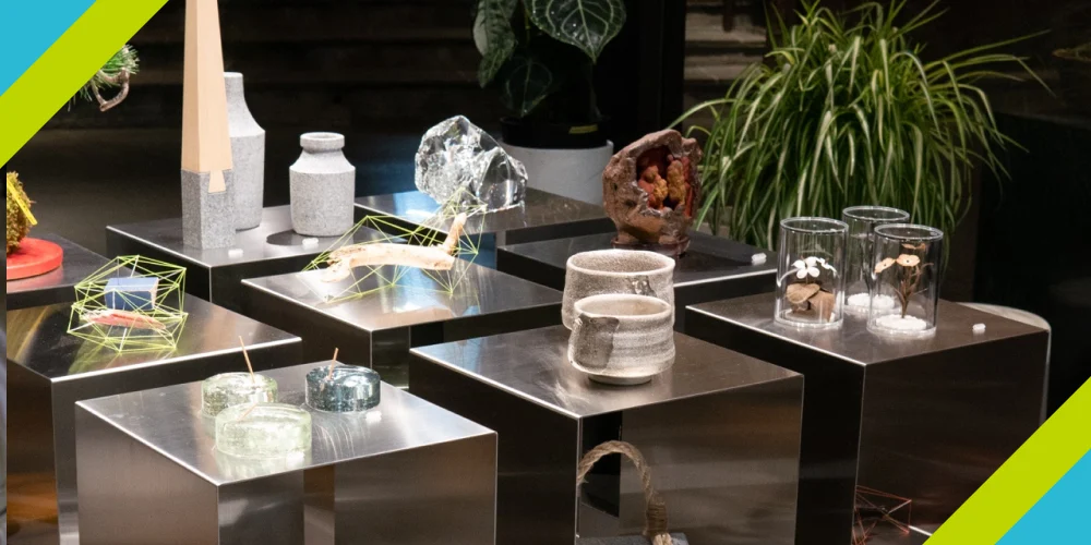 土肥板金工業が手がけたステンレス製の展示台に様々な装飾品やアート作品が並ぶ展示空間。多様な素材とデザインに対応できる技術力の豊かさを表現