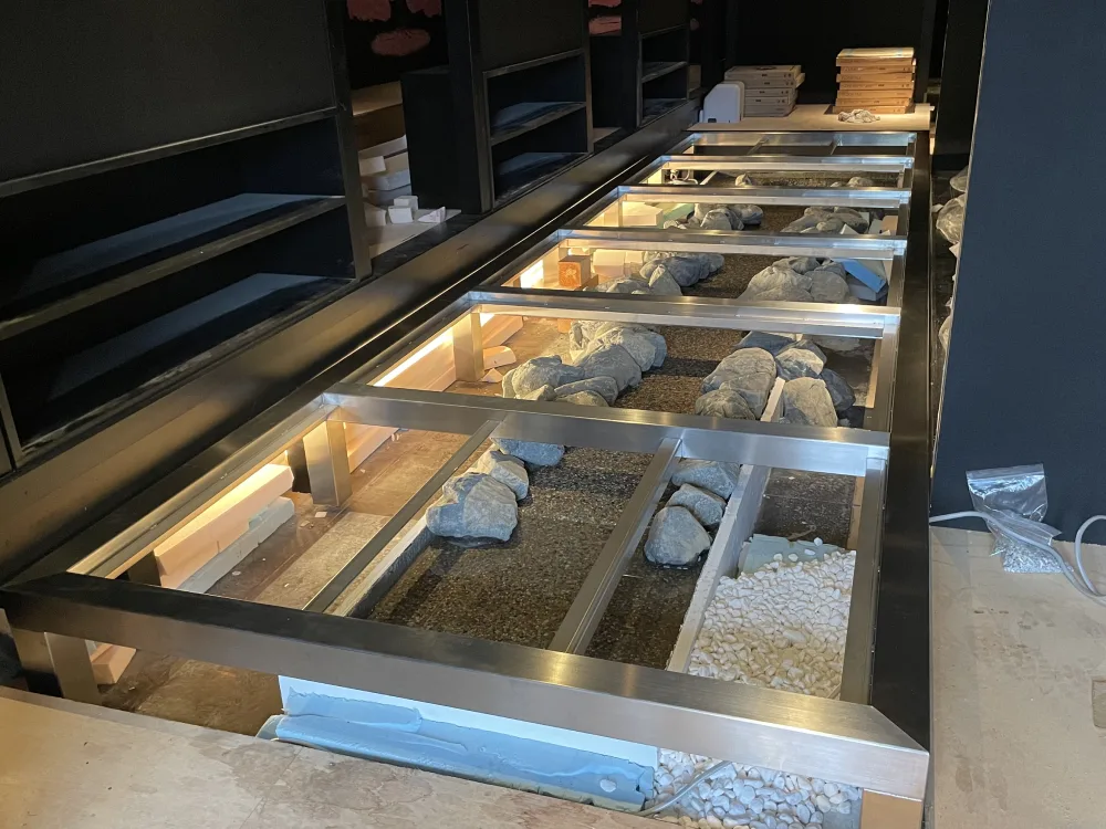 土肥板金工業の事例の1つ。ステンレス加工一式の金属製のプレート